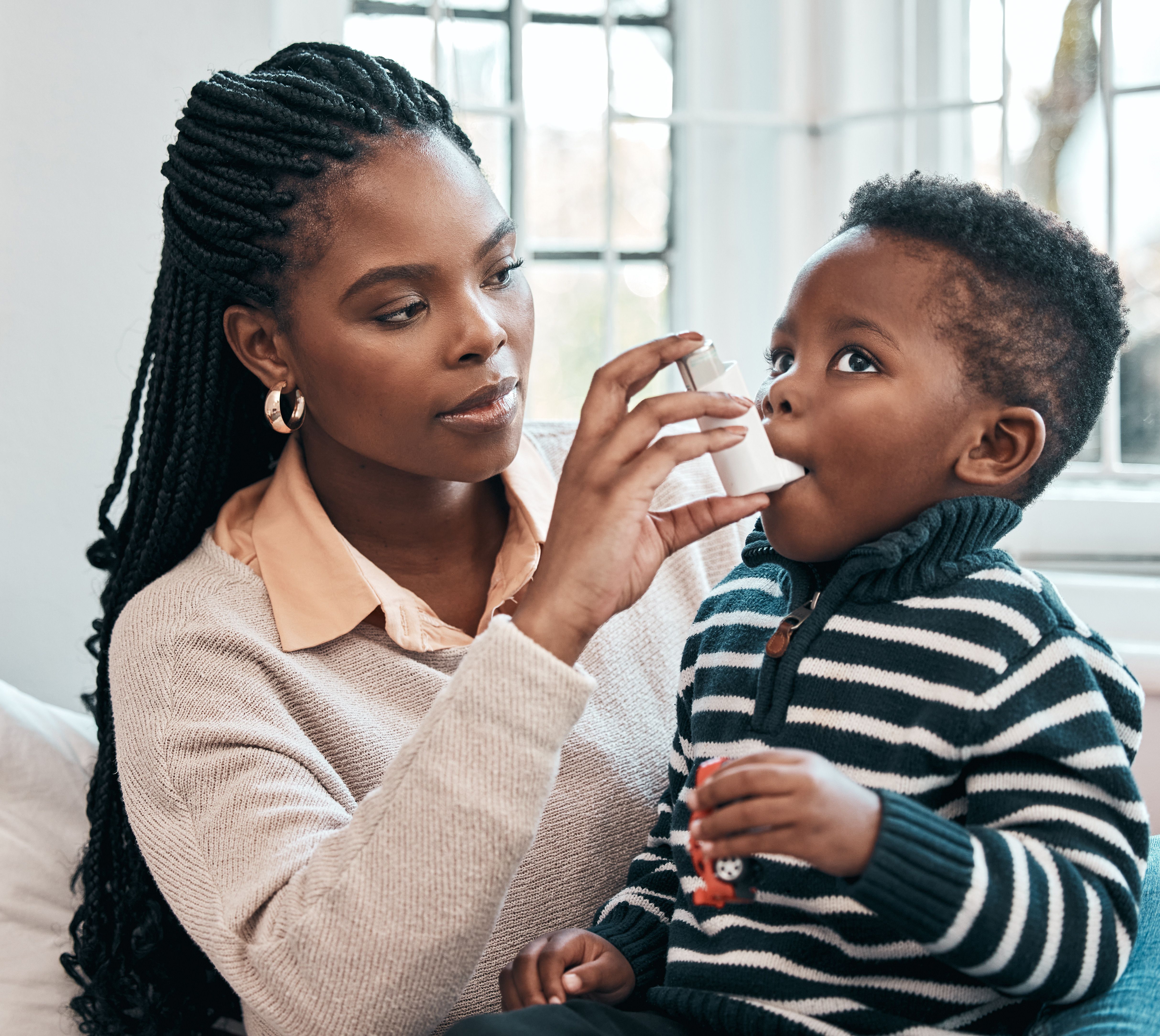 Woman helps child with inhaler | peopleimages.com - stock.adobe.com