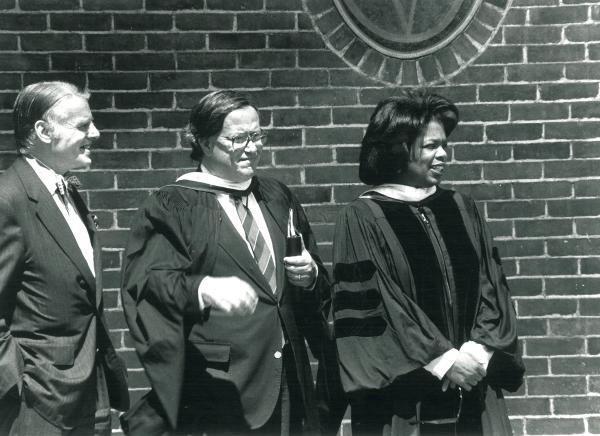 澳门威利斯网站毕业典礼1990年奥普拉·温弗瑞