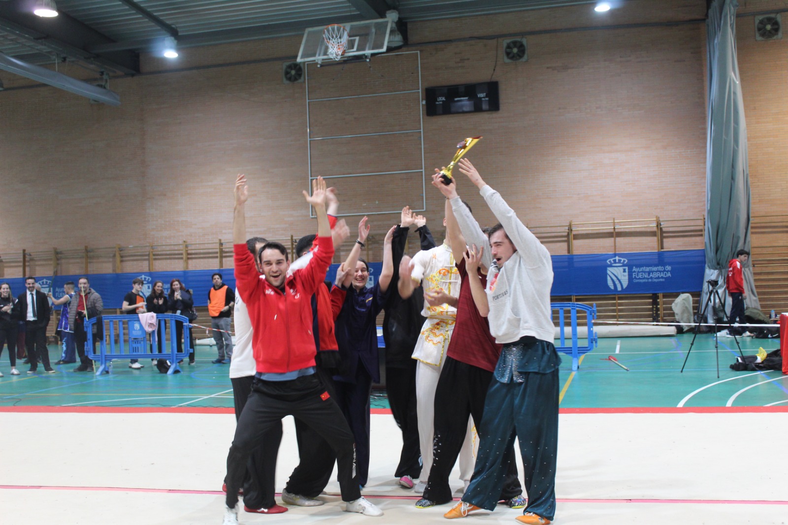 Deportistas disfrutando tras la categoría King of Kings, cierre del campeonato