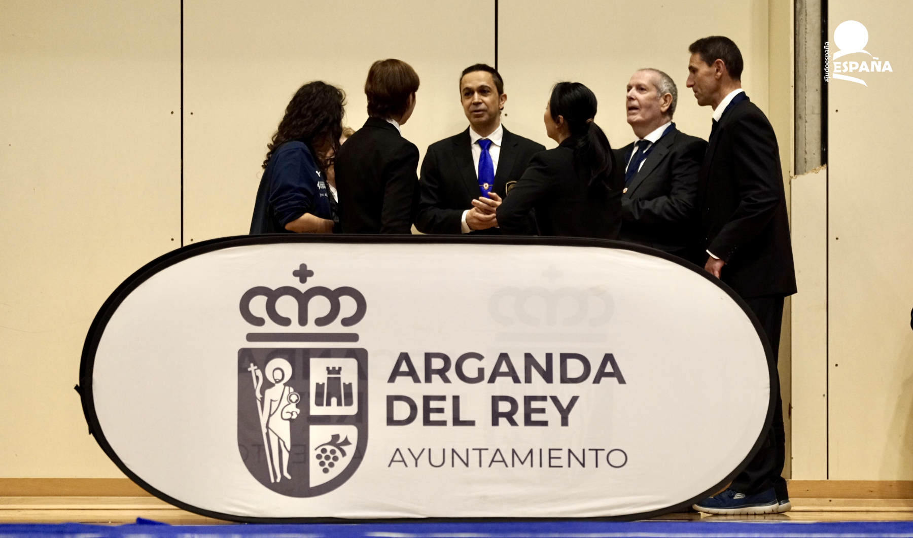 Jurados posan junto al banner oficial de Arganda del Rey en el campeonato de Wushu.