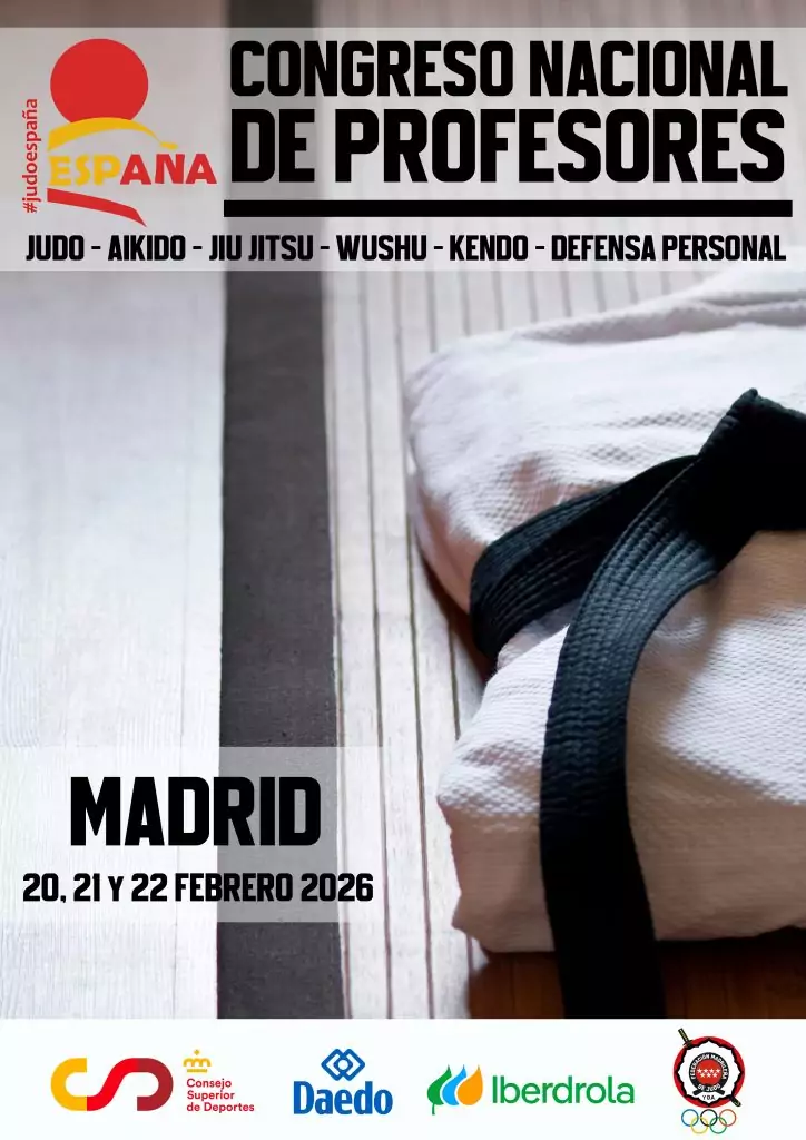 Profesores y árbitros participan en una sesión de formación de wushu en Madrid.