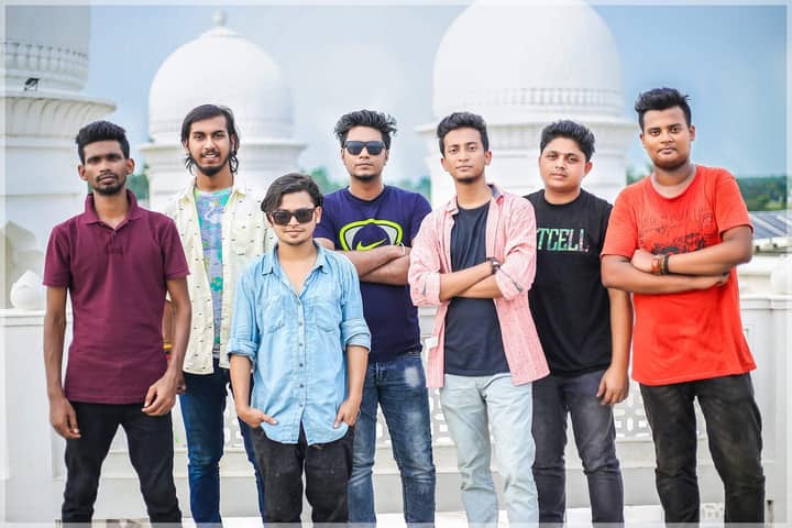 A group in front of the Taj Mahal, India.