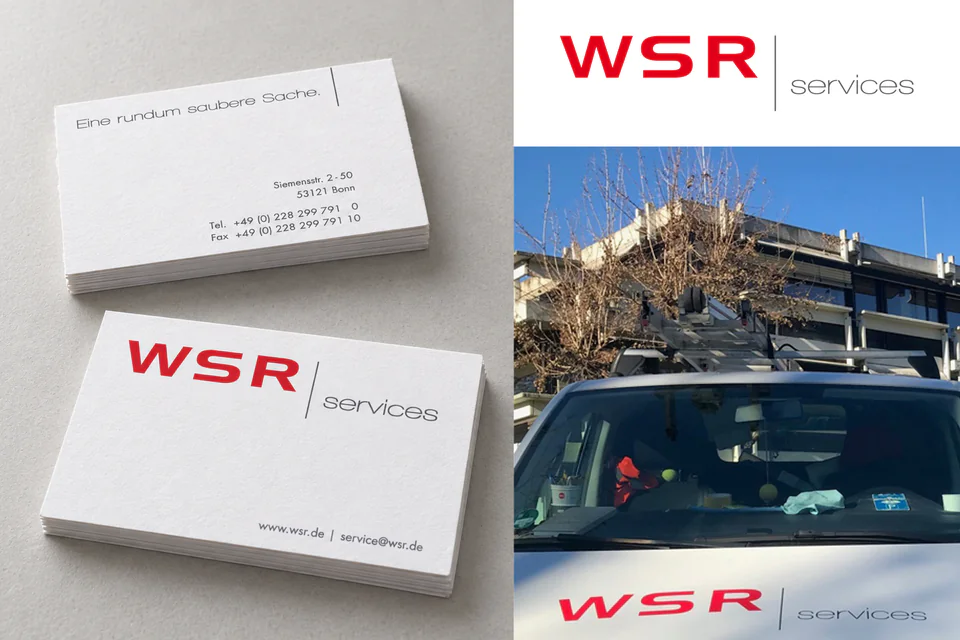 Fotografisches Mockup des WSR-Corporate-Designs mit Logo und Visitenkarten