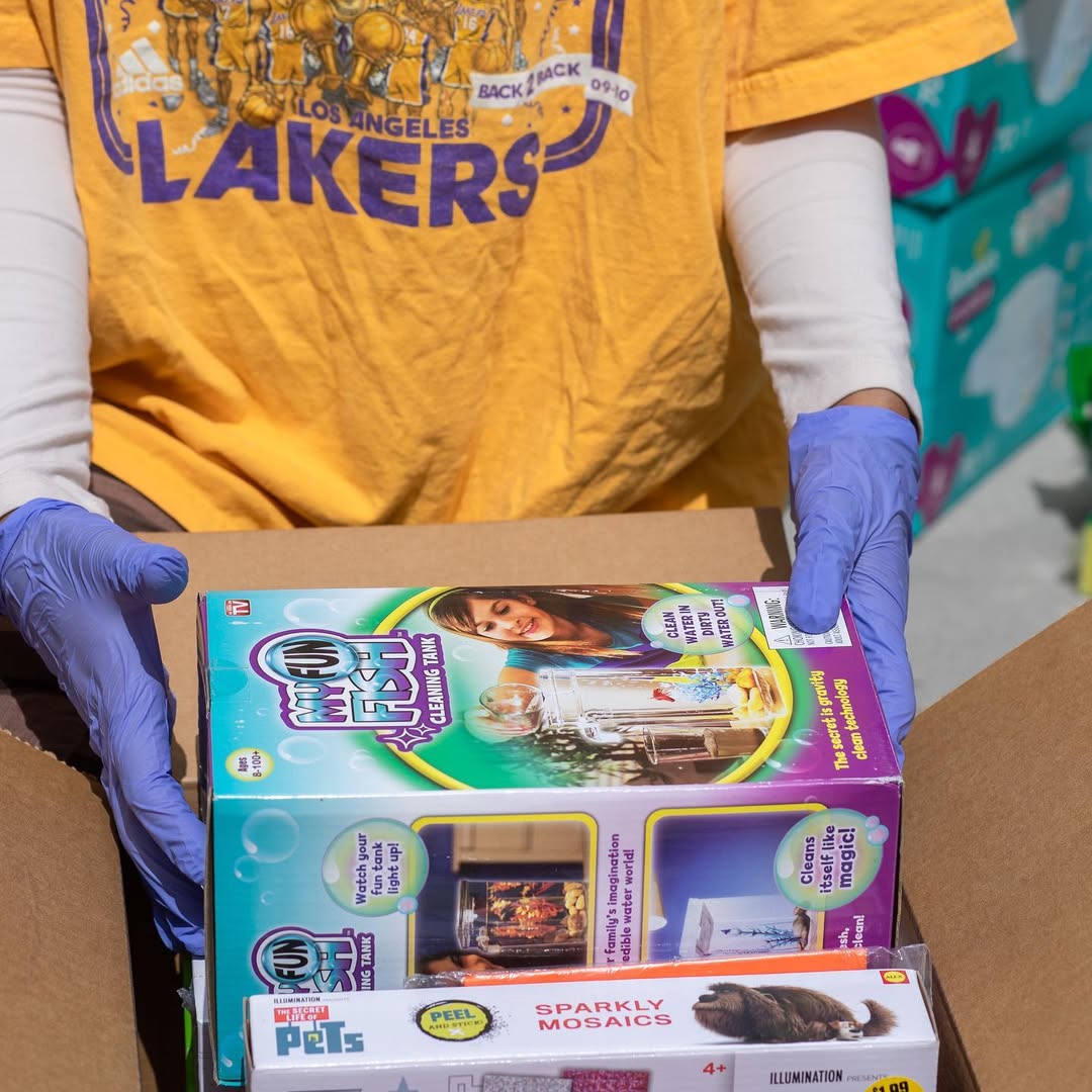 Sheron Barber and 4hunnidWays Deliver Essential Supplies to 100+ LA Families media 8