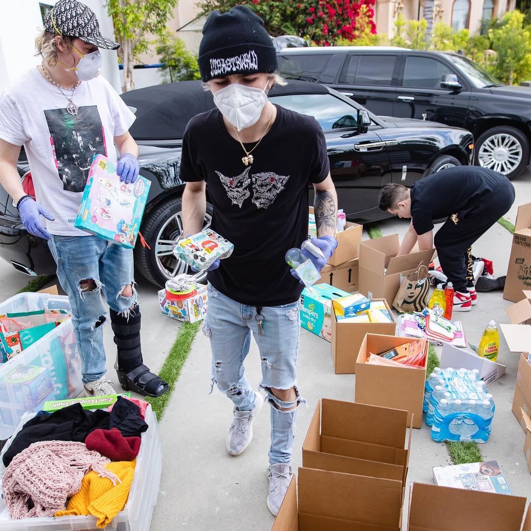 Sheron Barber and 4hunnidWays Deliver Essential Supplies to 100+ LA Families media 3