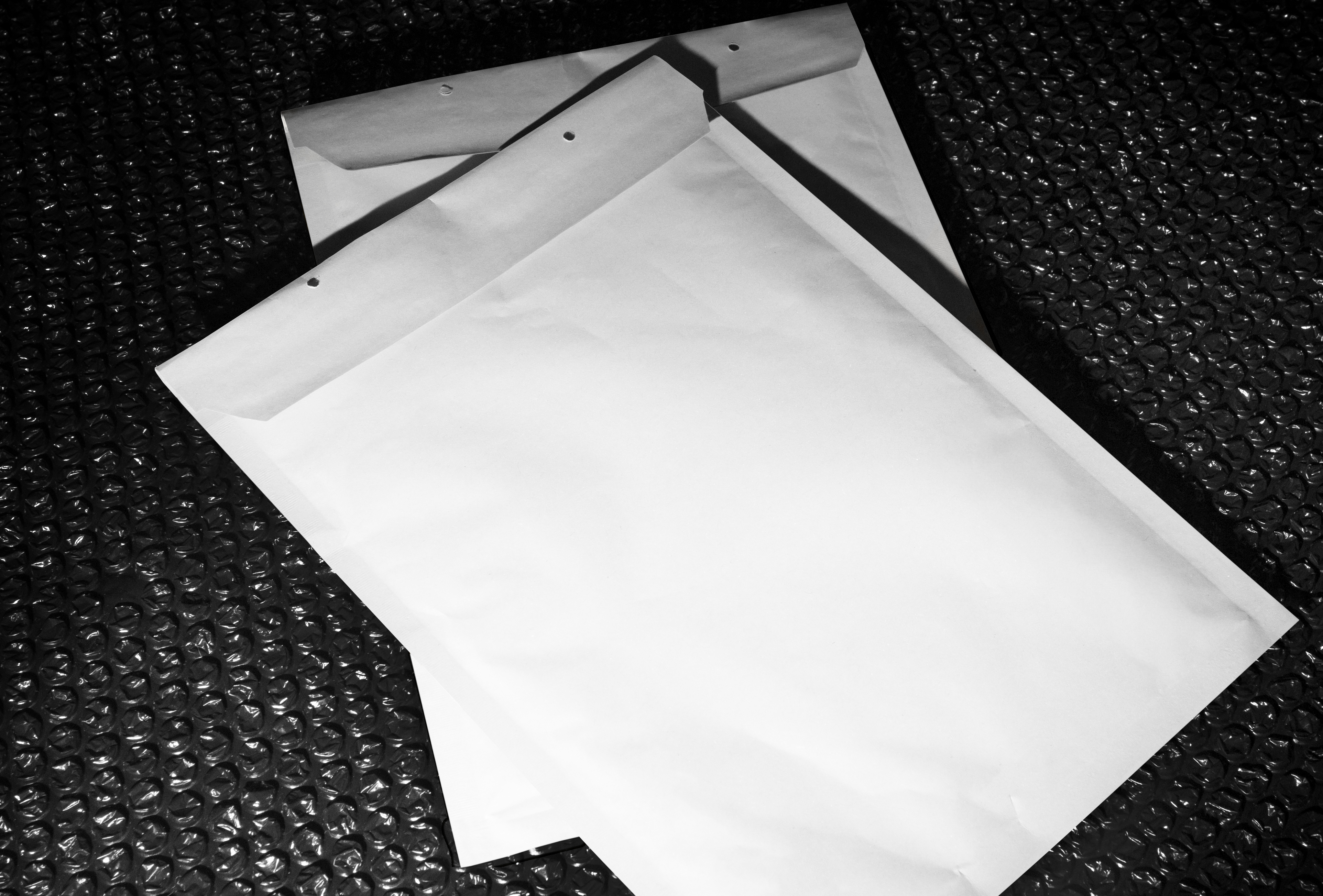 Станция 1: Briefing Bench — отпечатан лист с „Frame the problem“ и фокус върху дефиниране на успеха преди действие.