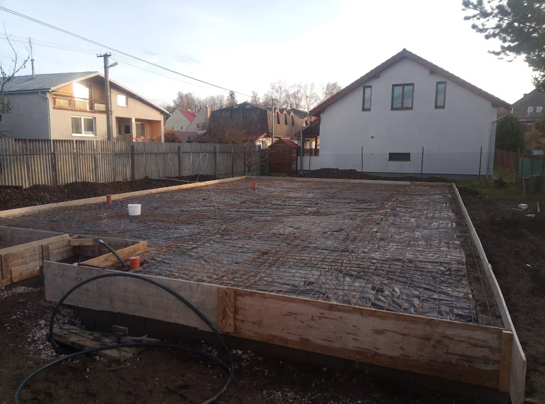 Smižany – Úzka mestská novostavba v Smižanoch so sedlovou strechou a garážovým státím pred domom. – obrázok 1