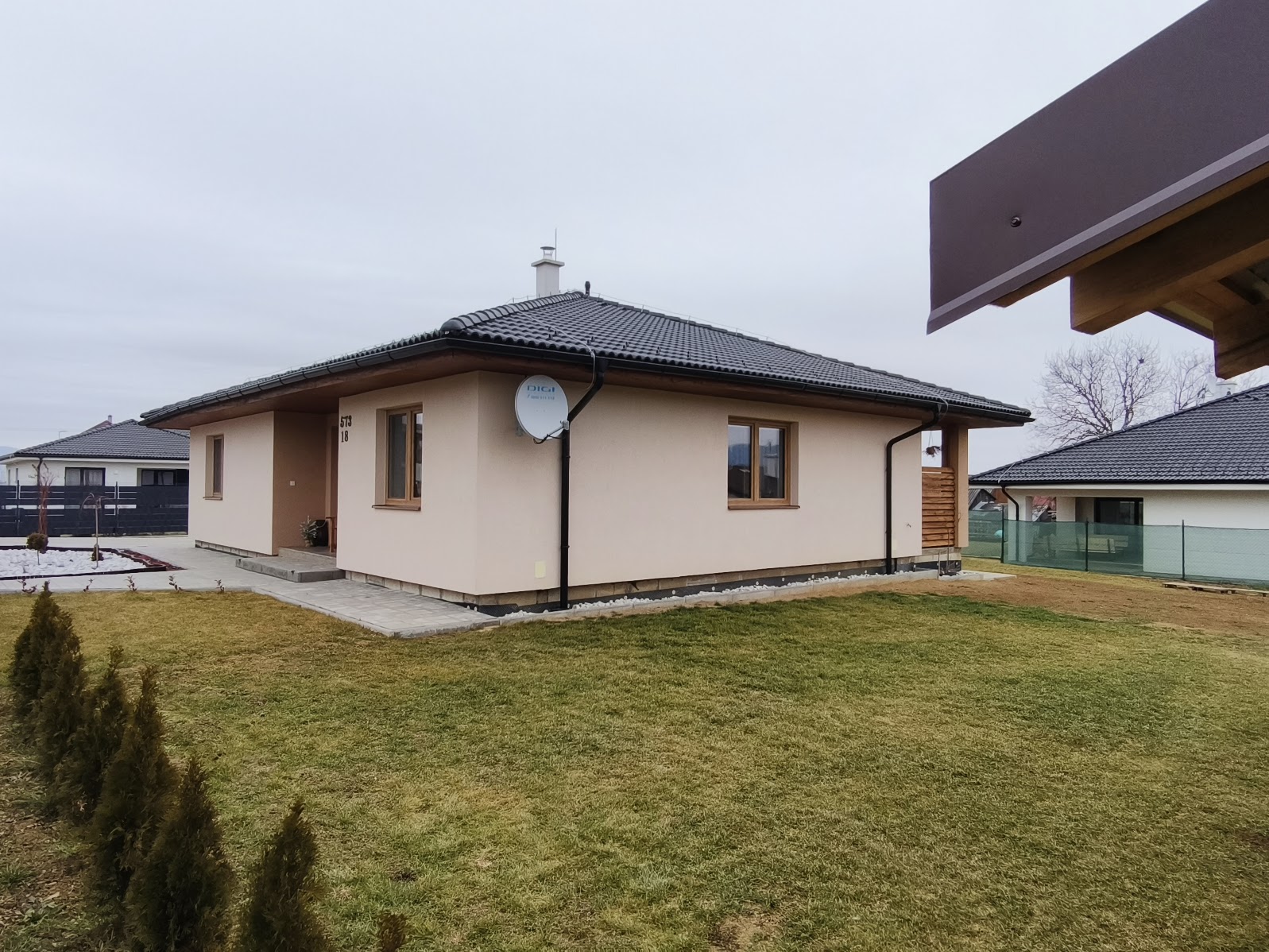 Spišské Tomášovce – Útulný bungalov s tmavou strechou a priestrannou záhradou v Spišských Tomášovciach.