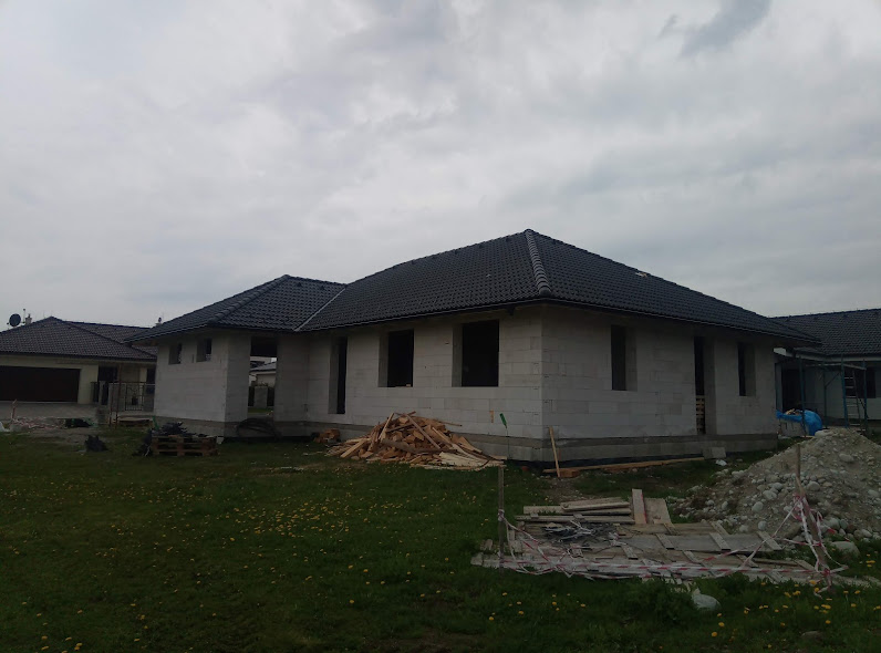 Batizovce – Moderný dom s kamenným obkladom a garážou v tichej lokalite Batizoviec. – obrázok 3