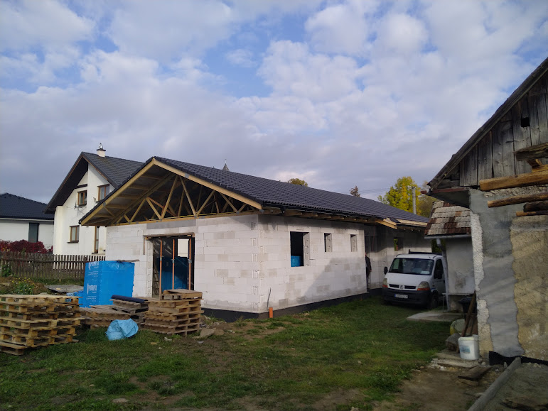 Hôrka – Jednoduchý prízemný rodinný dom v obci Hôrka so sedlovou strechou a krytou terasou. – obrázok 4