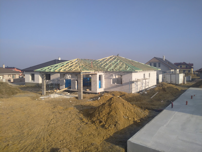 Červený Jarok – Priestranný bungalov s modernou strechou a upraveným okolím v obci Červený Jarok. – obrázok 3