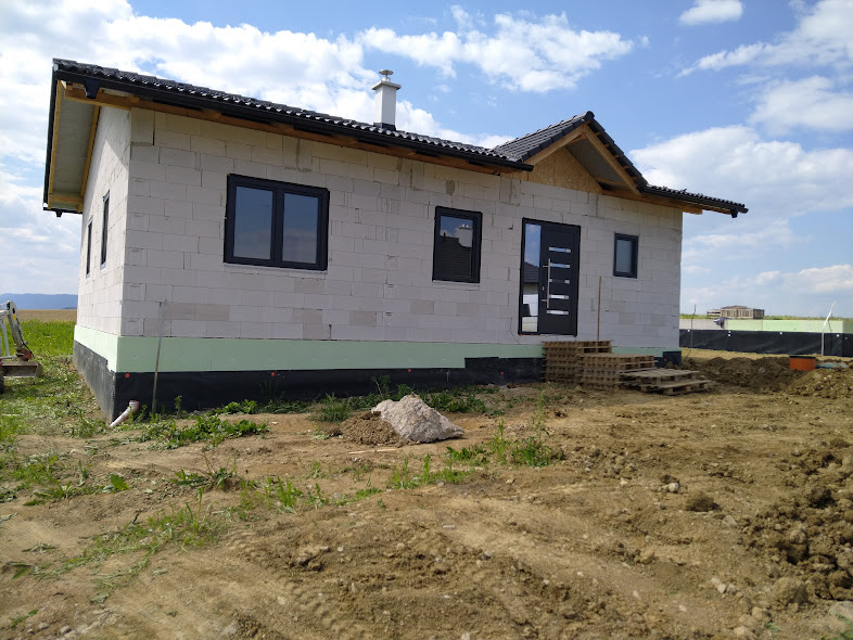 Spišské Tomášovce – Spišské Tomášovce – tradičný rodinný dom s valbovou strechou. – obrázok 4