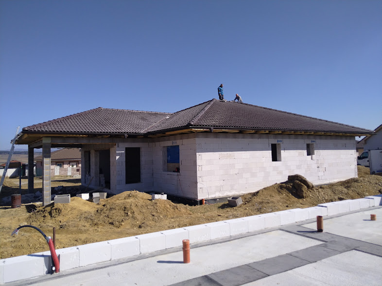 Červený Jarok – Priestranný bungalov s modernou strechou a upraveným okolím v obci Červený Jarok. – obrázok 4