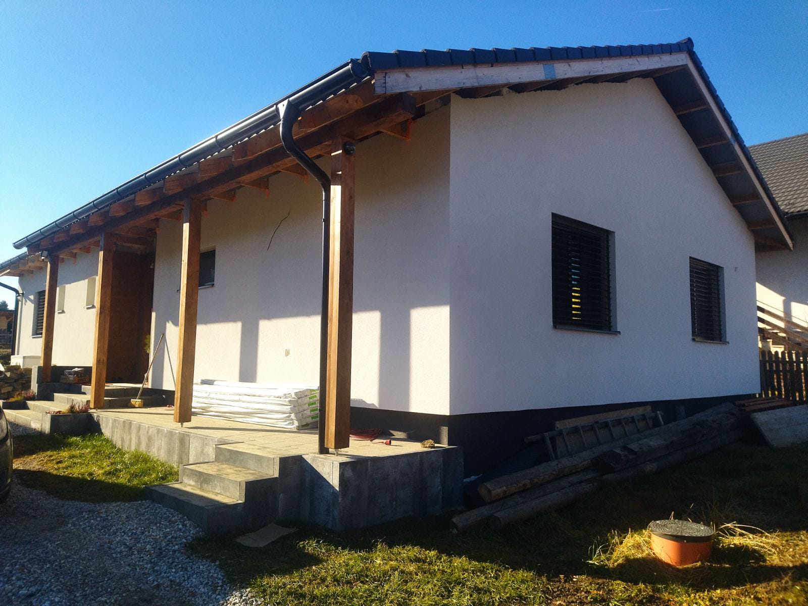 Hôrka – Jednoduchý prízemný rodinný dom v obci Hôrka so sedlovou strechou a krytou terasou.