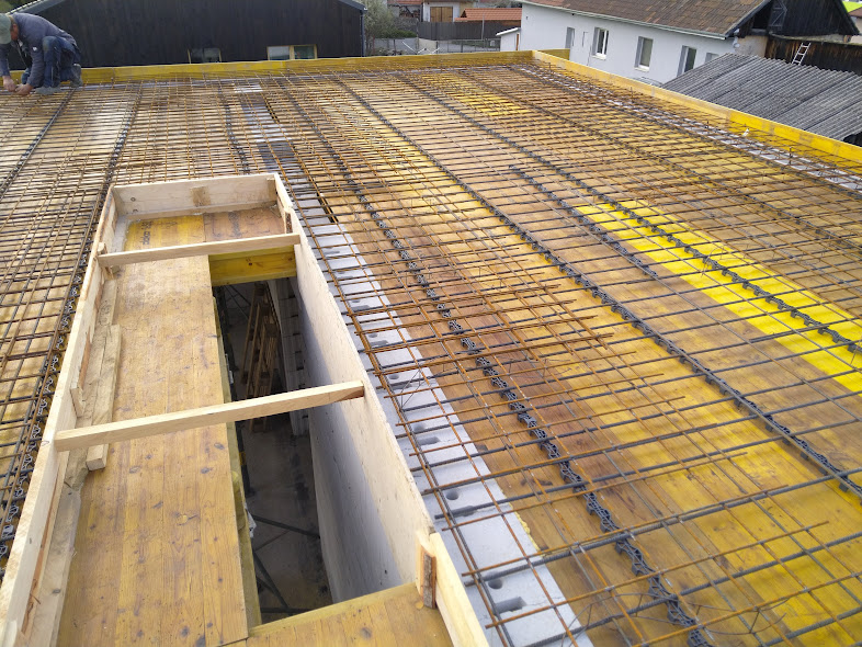 Spišské Tomášovce – Dvojpodlažný rodinný dom s modernou šedou strechou a priestranným pozemkom v Spišských Tomášovciach. – obrázok 3