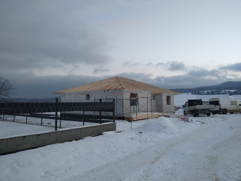 Spišské Tomášovce – Útulný bungalov s tmavou strechou a priestrannou záhradou v Spišských Tomášovciach. – obrázok 3