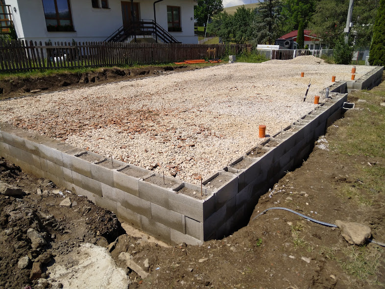 Hôrka – Jednoduchý prízemný rodinný dom v obci Hôrka so sedlovou strechou a krytou terasou. – obrázok 1