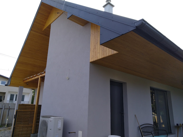 Smižany – Úzka mestská novostavba v Smižanoch so sedlovou strechou a garážovým státím pred domom. – obrázok 4