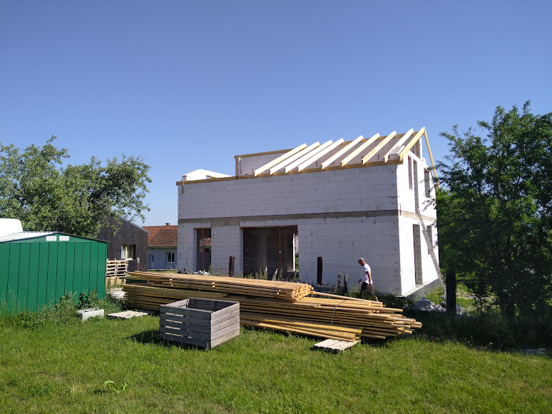 Spišské Tomášovce – Dvojpodlažný rodinný dom s modernou šedou strechou a priestranným pozemkom v Spišských Tomášovciach. – obrázok 4