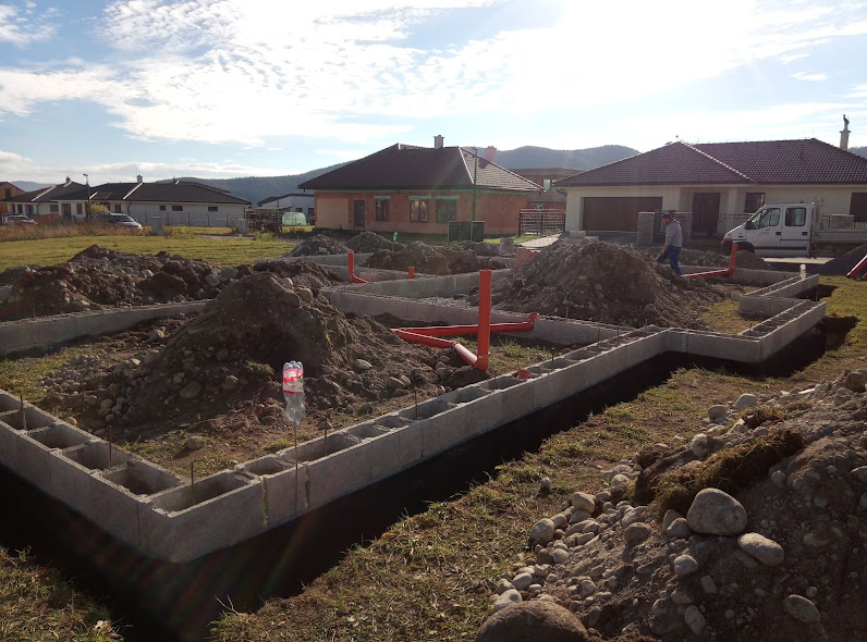 Batizovce – Moderný dom s kamenným obkladom a garážou v tichej lokalite Batizoviec. – obrázok 1