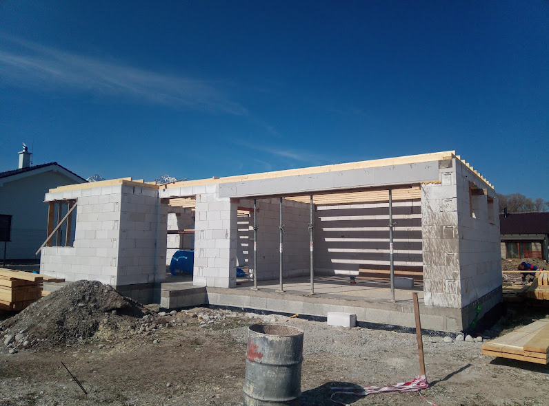 Batizovce – Moderný dom s kamenným obkladom a garážou v tichej lokalite Batizoviec. – obrázok 2