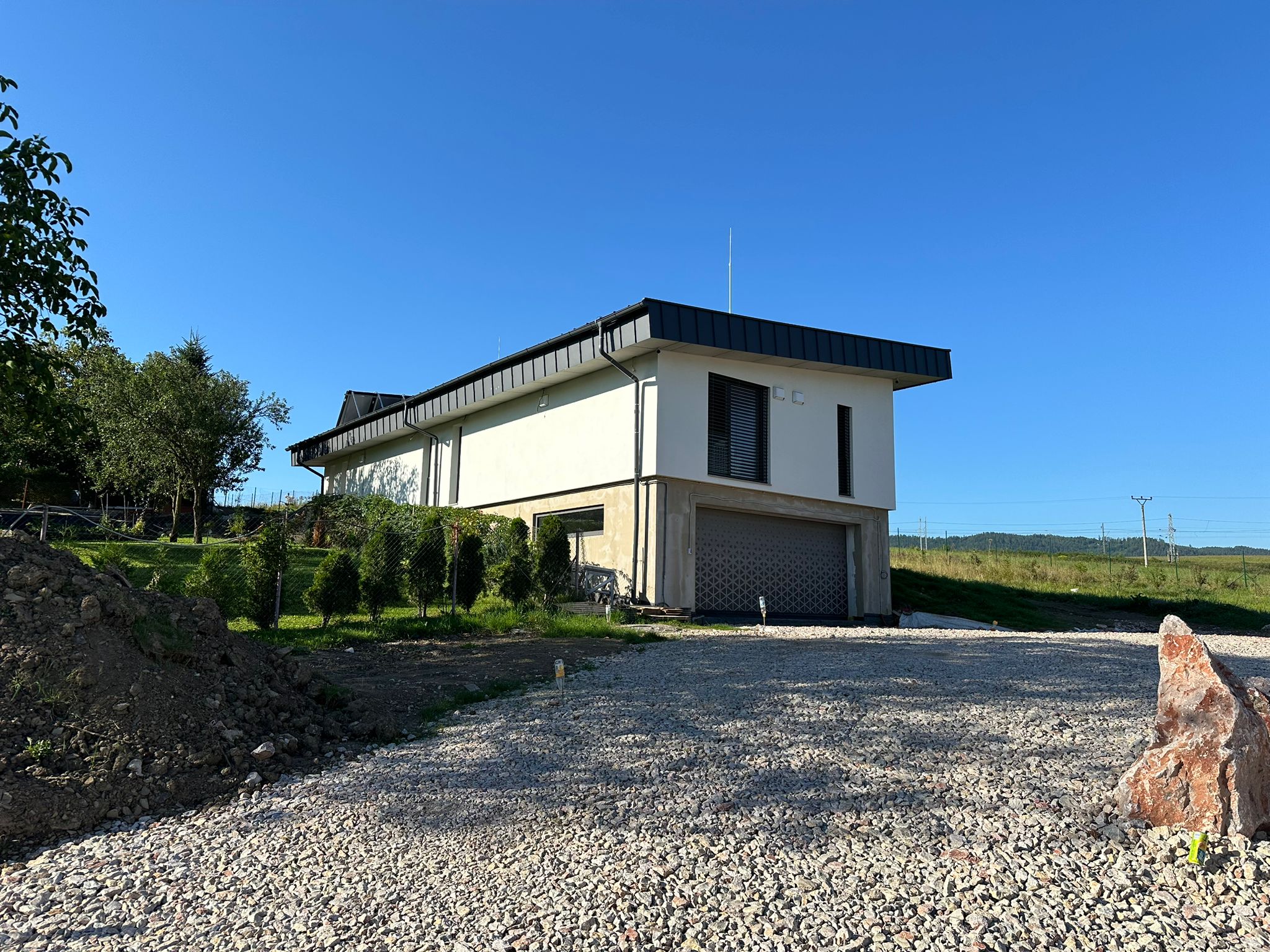 Spišské Tomášovce – Rodinný dom v Spišských Tomášovciach – moderná novostavba s garážou a upraveným exteriérom.