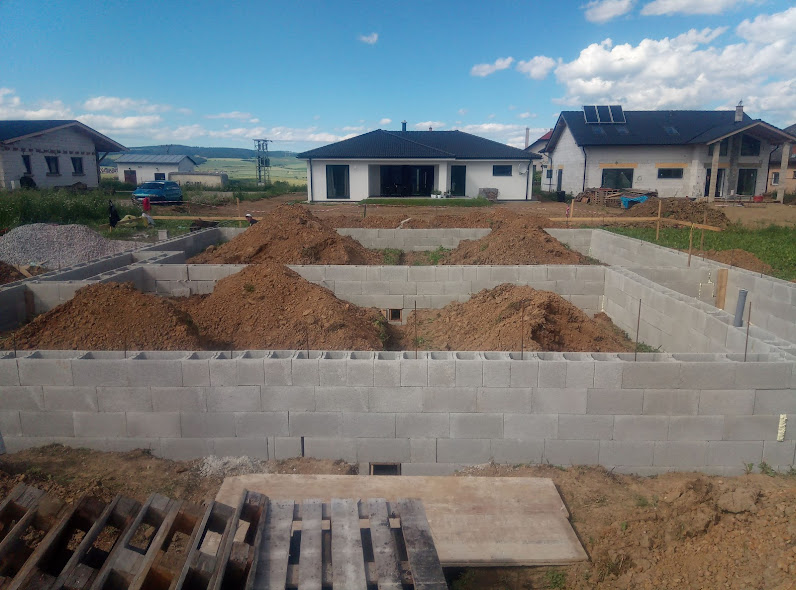 Spišské Tomášovce – Útulný bungalov s tmavou strechou a priestrannou záhradou v Spišských Tomášovciach. – obrázok 1