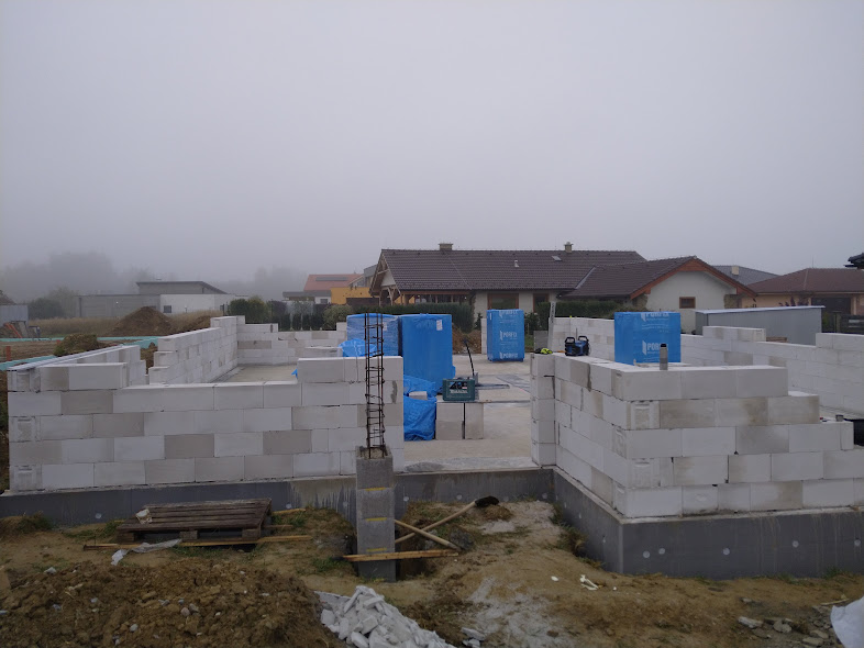 Červený Jarok – Priestranný bungalov s modernou strechou a upraveným okolím v obci Červený Jarok. – obrázok 2