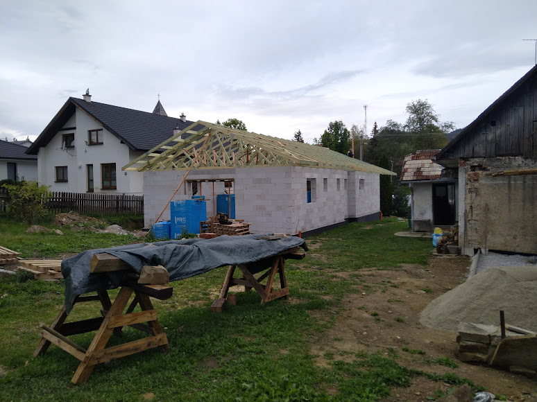 Hôrka – Jednoduchý prízemný rodinný dom v obci Hôrka so sedlovou strechou a krytou terasou. – obrázok 2