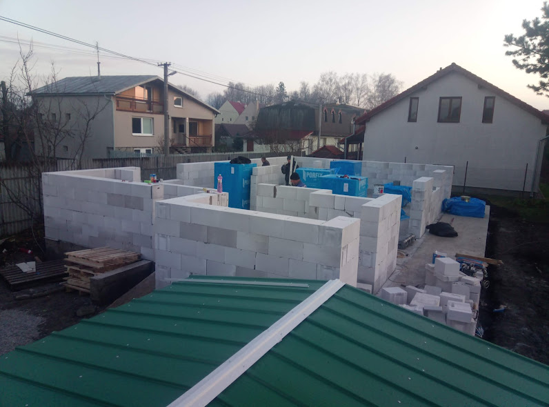 Smižany – Úzka mestská novostavba v Smižanoch so sedlovou strechou a garážovým státím pred domom. – obrázok 2