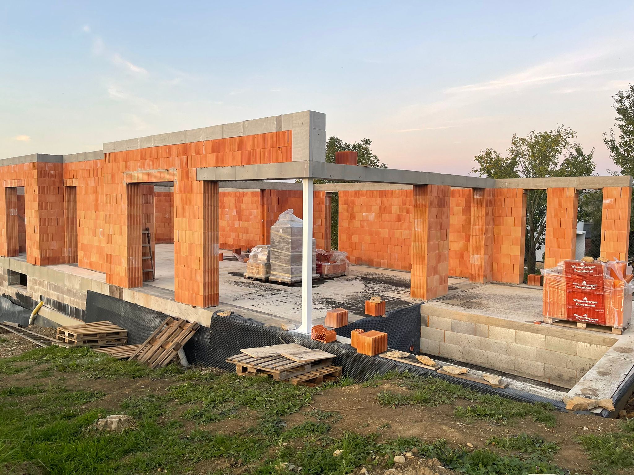 Spišské Tomášovce – Rodinný dom v Spišských Tomášovciach – moderná novostavba s garážou a upraveným exteriérom. – obrázok 3