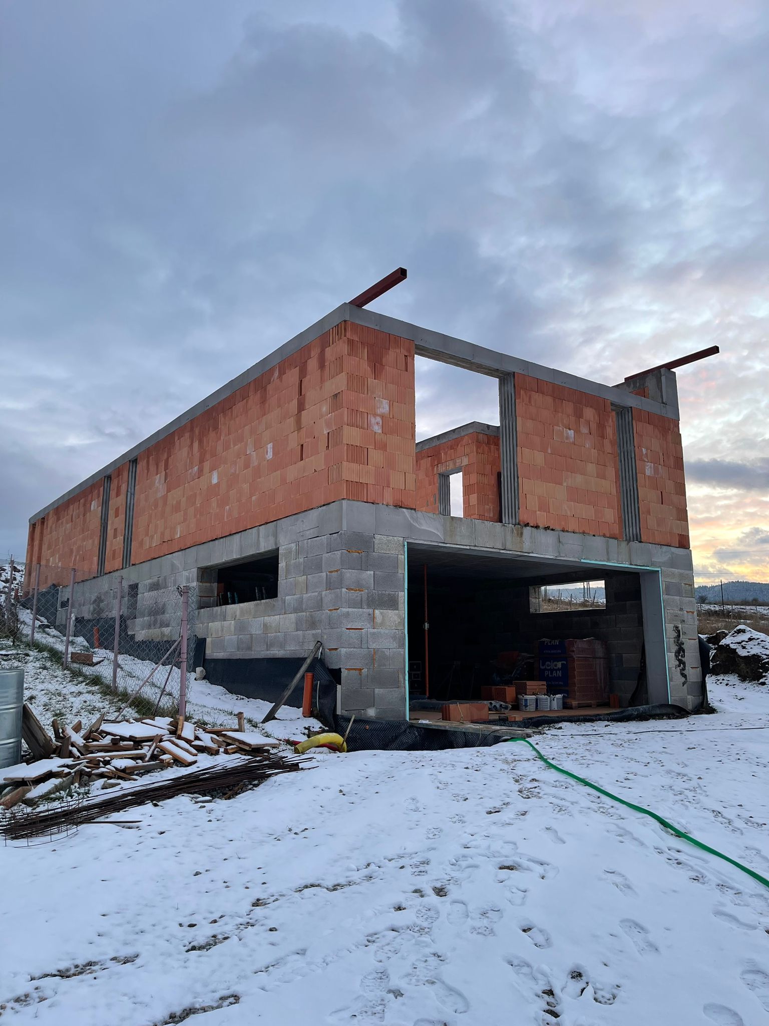 Spišské Tomášovce – Rodinný dom v Spišských Tomášovciach – moderná novostavba s garážou a upraveným exteriérom. – obrázok 4
