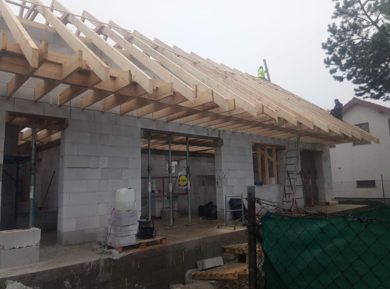 Smižany – Úzka mestská novostavba v Smižanoch so sedlovou strechou a garážovým státím pred domom. – obrázok 3