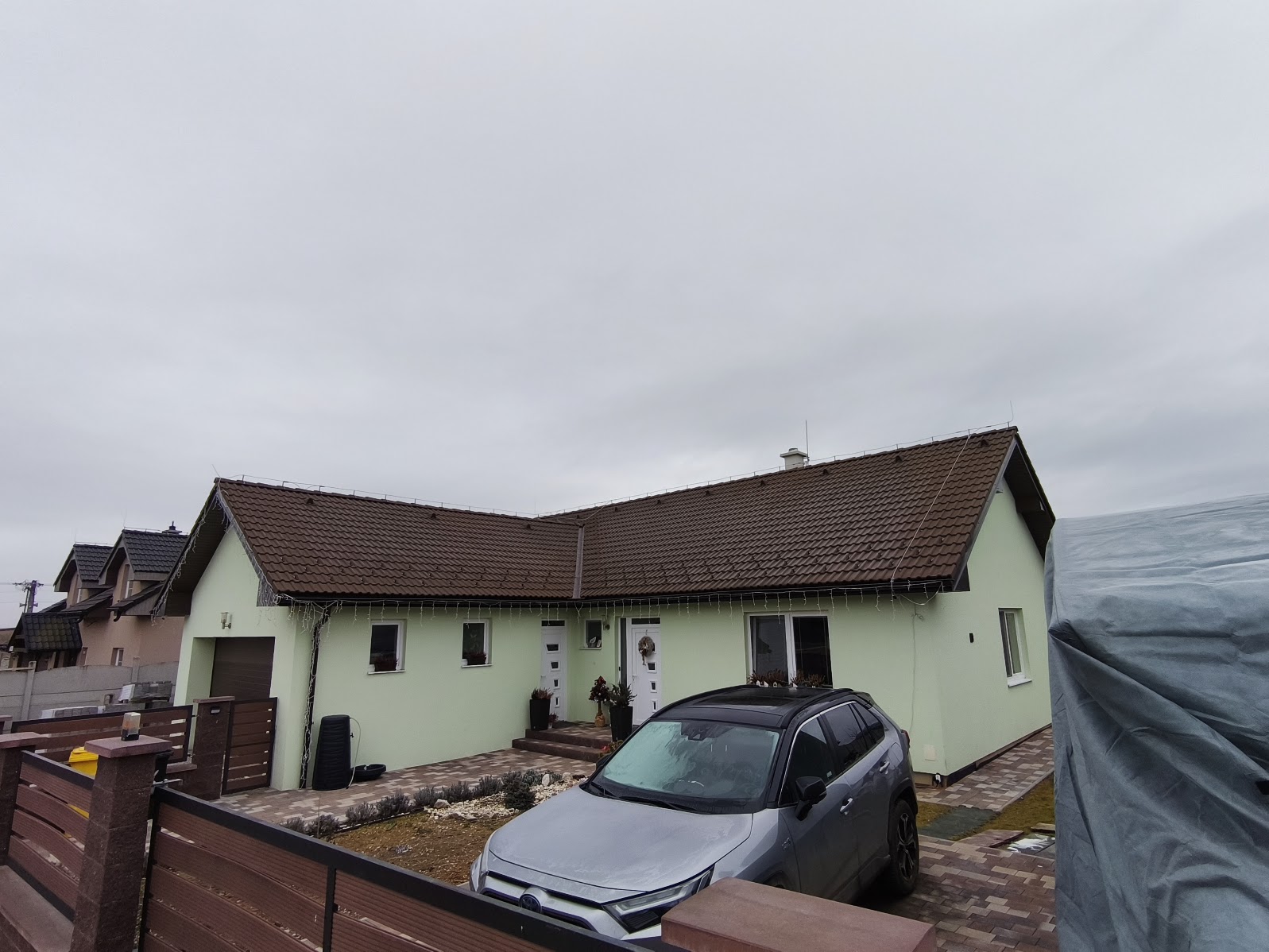 Spišské Tomášovce – Prízemný rodinný dom s tradičnou sedlovou strechou a decentnou fasádou v Spišských Tomášovciach.