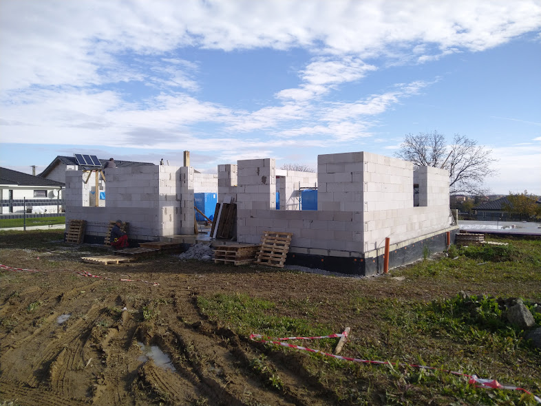 Spišské Tomášovce – Útulný bungalov s tmavou strechou a priestrannou záhradou v Spišských Tomášovciach. – obrázok 2