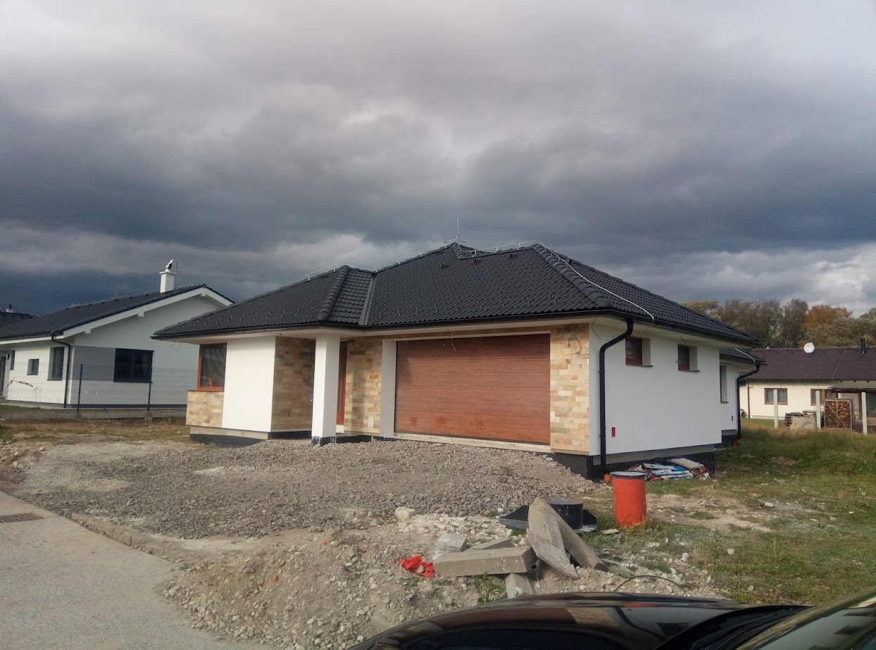 Batizovce – Moderný dom s kamenným obkladom a garážou v tichej lokalite Batizoviec.