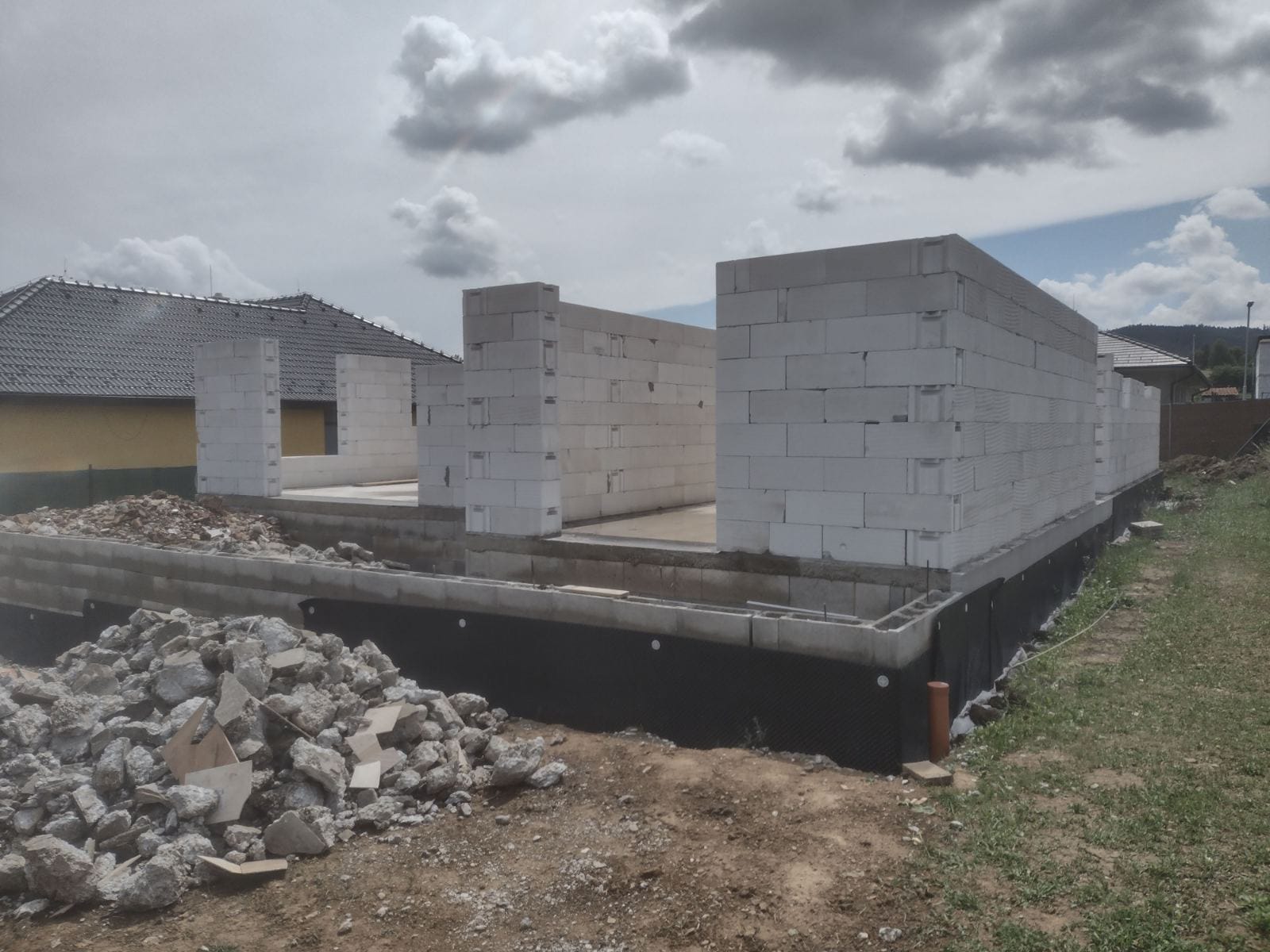 Spišské Tomášovce – Nízkoenergetický rodinný dom s čistým dizajnom a garážou v Spišských Tomášovciach. – obrázok 2