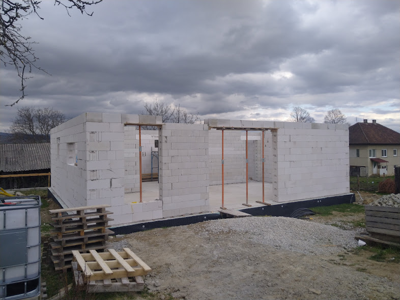 Spišské Tomášovce – Dvojpodlažný rodinný dom s modernou šedou strechou a priestranným pozemkom v Spišských Tomášovciach. – obrázok 2