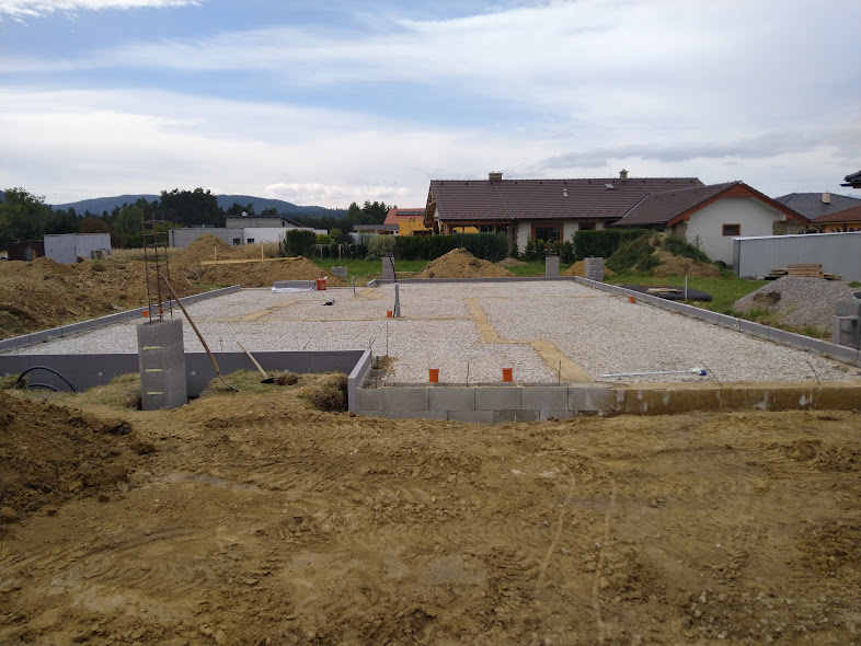 Červený Jarok – Priestranný bungalov s modernou strechou a upraveným okolím v obci Červený Jarok. – obrázok 1