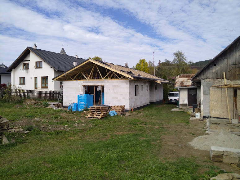 Hôrka – Jednoduchý prízemný rodinný dom v obci Hôrka so sedlovou strechou a krytou terasou. – obrázok 3