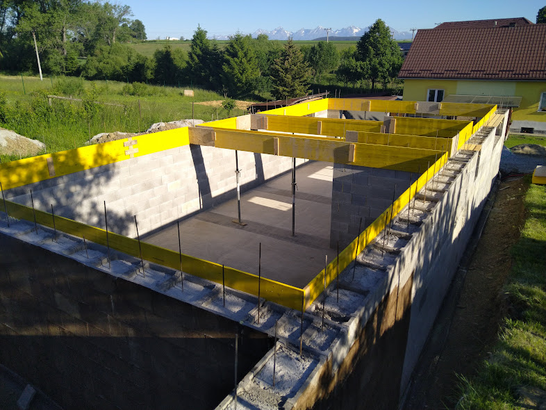 Spišské Tomášovce – Rodinný dom v Spišských Tomášovciach – moderná novostavba s garážou a upraveným exteriérom. – obrázok 2