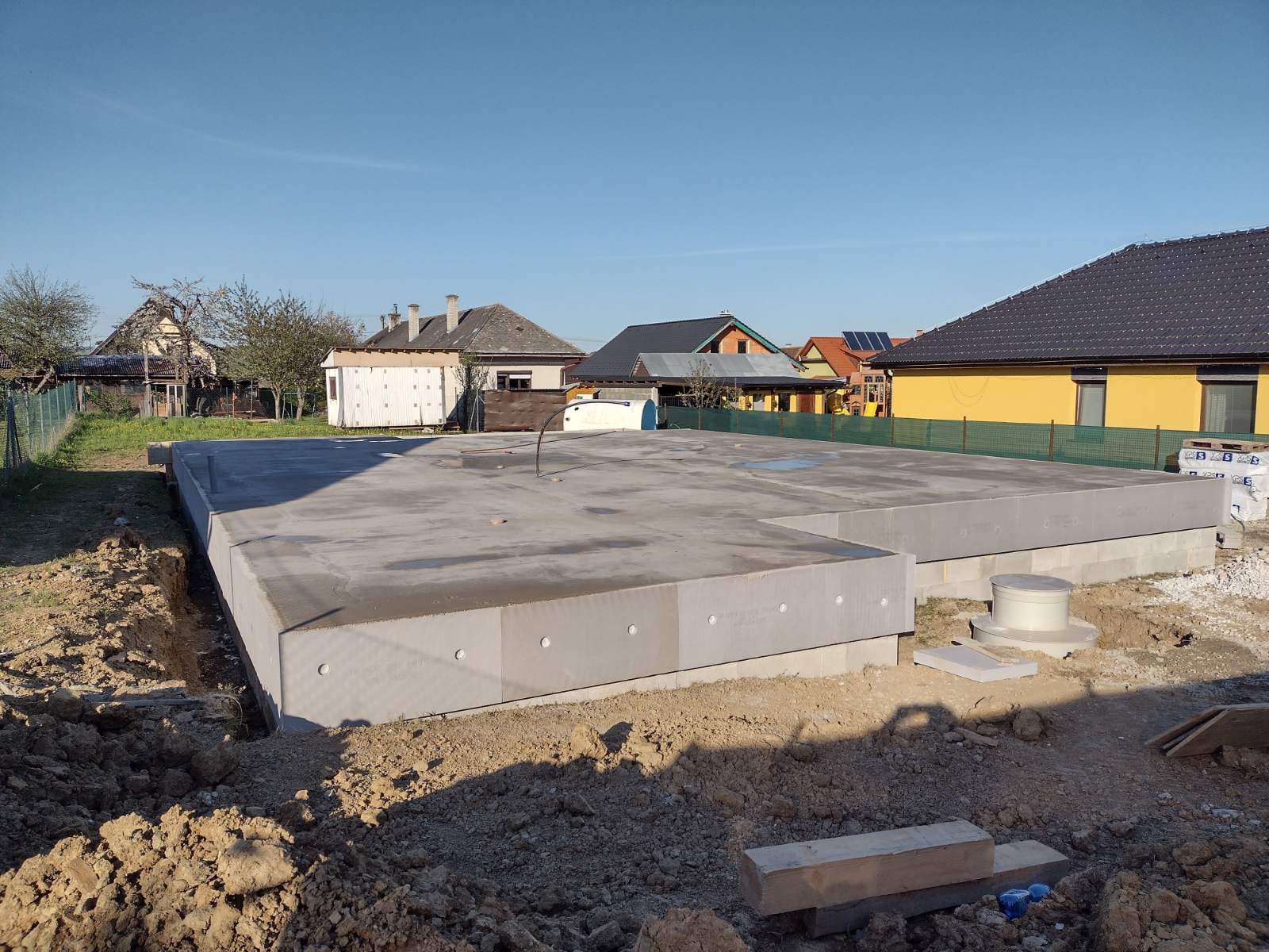 Spišské Tomášovce – Nízkoenergetický rodinný dom s čistým dizajnom a garážou v Spišských Tomášovciach. – obrázok 1