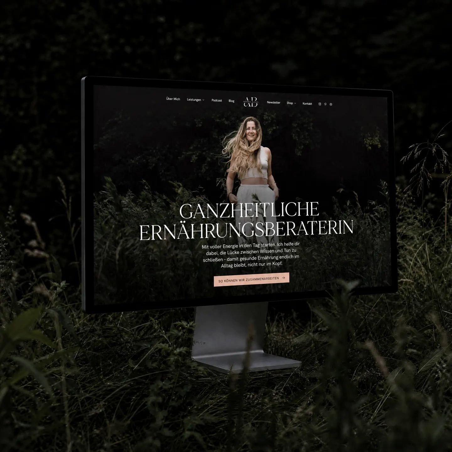 Monitor zwischen Gräsern mit der Startseite von Antonia Bläser