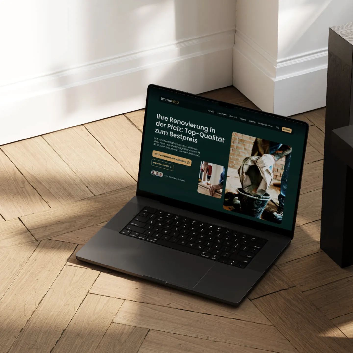 Laptop mit dem ImmoxOne-Konzept: „Ihre Renovierung in der Pfalz“