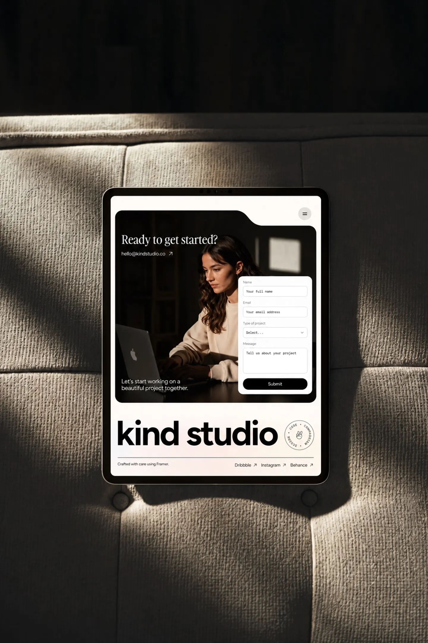 Tablet auf einem Sessel mit der Kontaktseite des Kind-Studio-Templates