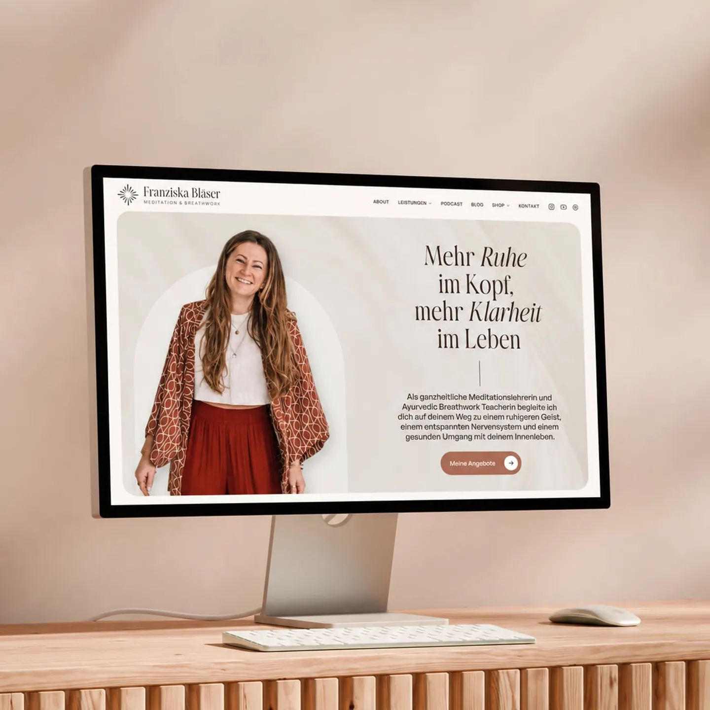 Monitor mit der Startseite von Franziska Bläser: „Mehr Ruhe im Kopf, mehr Klarheit im Leben“