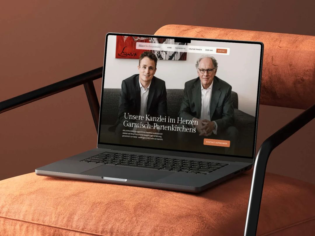 Laptop auf einem orangefarbenen Sessel mit der Website von Bläser Rechtsanwälte