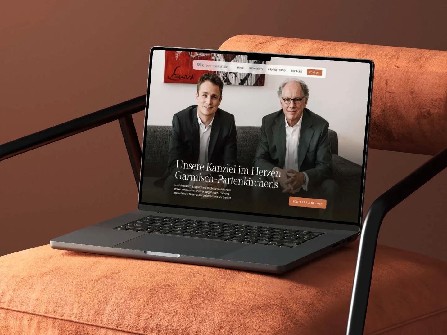 Laptop auf einem orangefarbenen Sessel mit der Website von Bläser Rechtsanwälte
