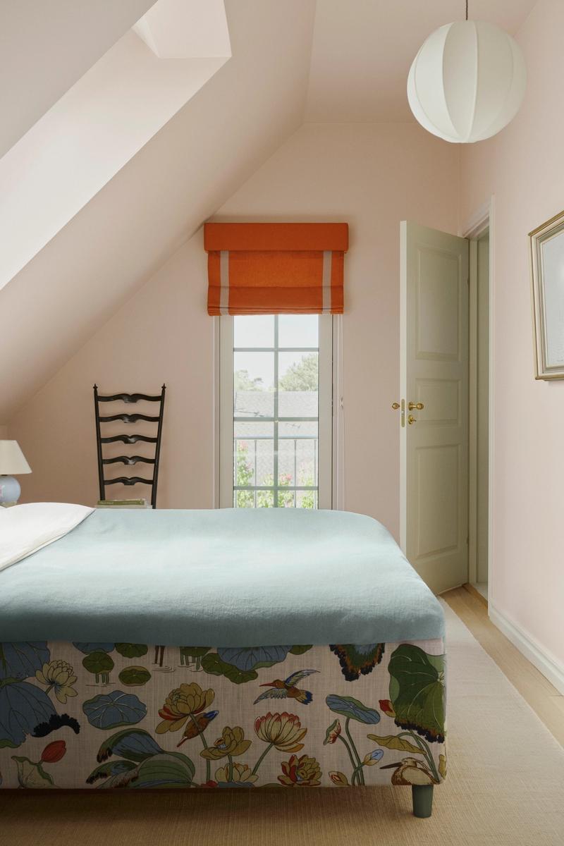 Country house bedroom