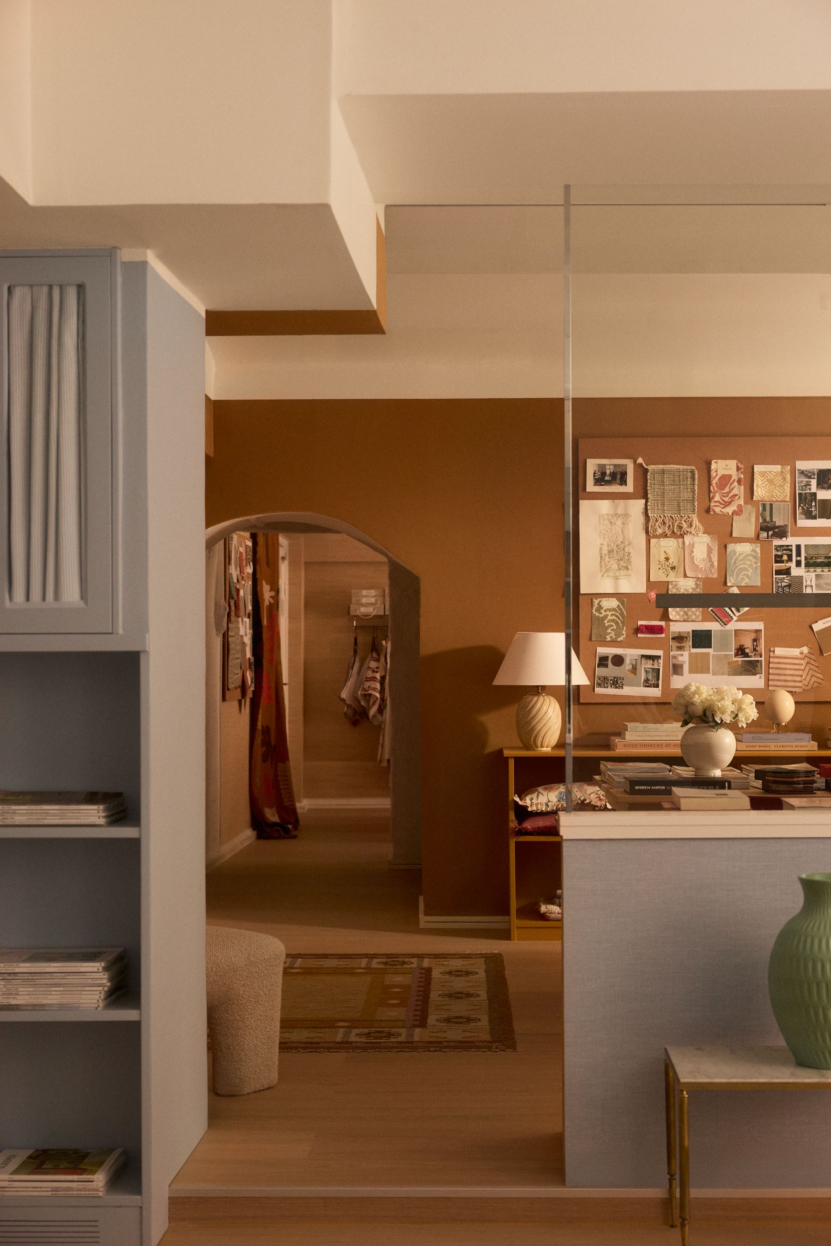 Light blue walls in contrast to ocra 